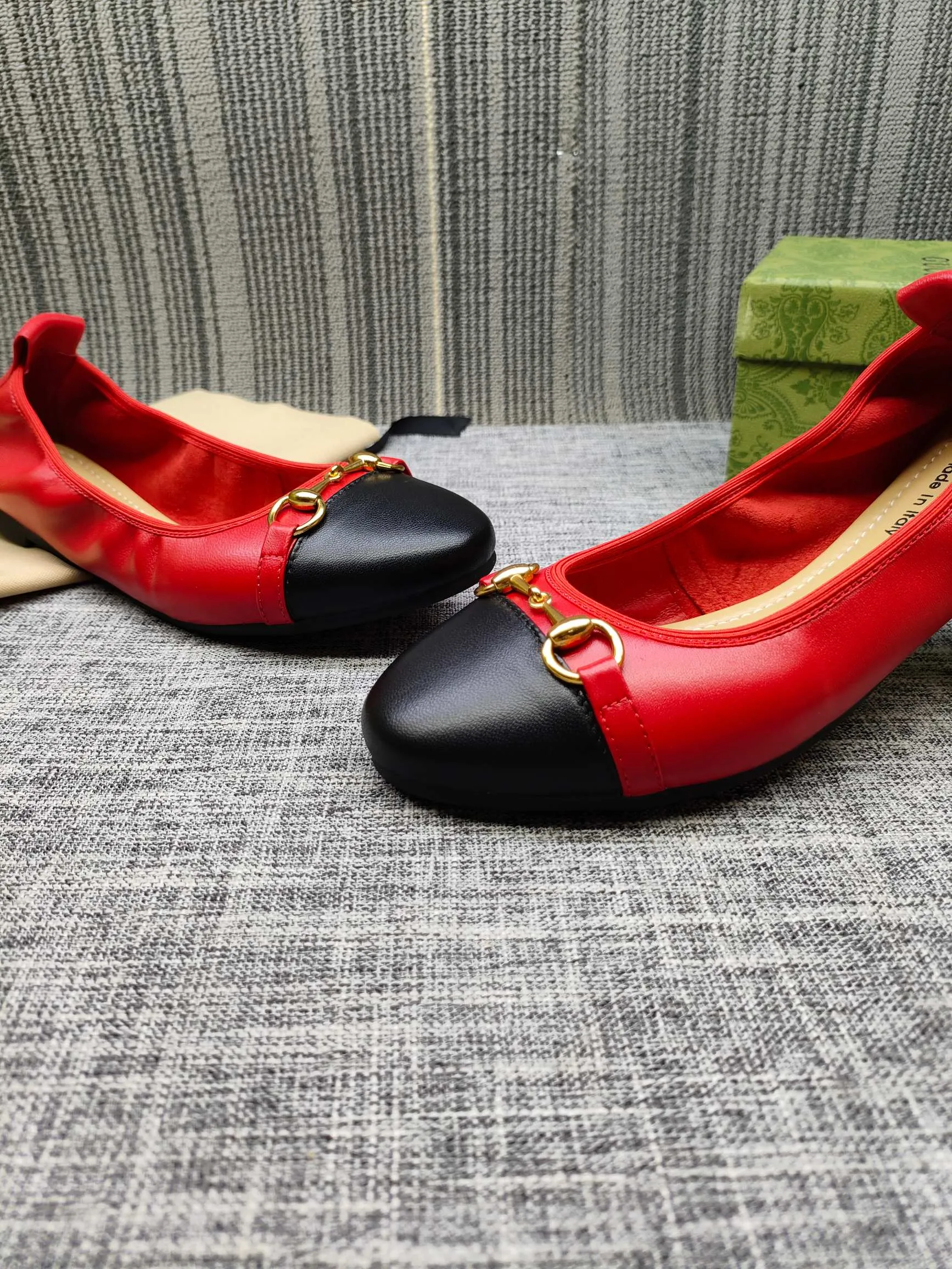 👟👟Ex-factory price 320👟👟 GUCCI's latest horsebit women's flat ballet shoes and egg roll shoes are super comfortable. The fabric is made of imported top-grade soft sheepskin. It is very comfortable on the feet and will not rub your feet. You can also roll it up and put it in your bag. It is easy to carry with you. The super soft soles are a must-have item for fairies whether you are going out for business, work, travel, shopping or at home. Fashionable and versatile, it is an indispensable pair of shoes for you. Fabric: Made of imported soft sheepskin Color: 6 colors available Outsole: PPC rubber outsole Size 34-42 (34.41.42 needs to be customized)